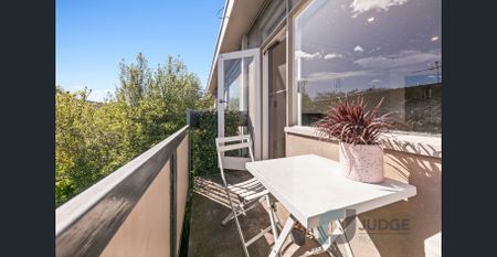 Contemporary Comfort with Urban Convenience - Photo 3