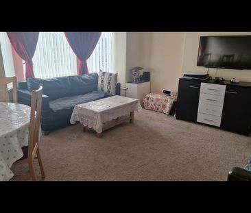 2 Bed Flat, Cheetham Hill Road, M8 - Photo 2