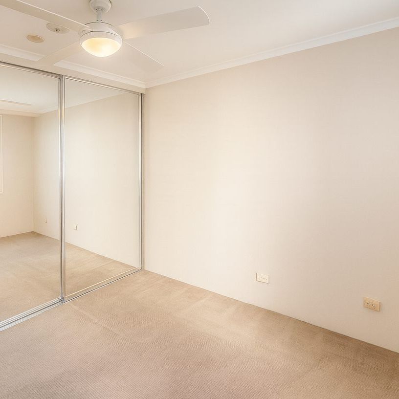 Modern, Spacious & Light-Filled Apartment in Prime Pyrmont Location - Photo 1