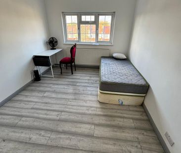 Bedsit to rent - Photo 4