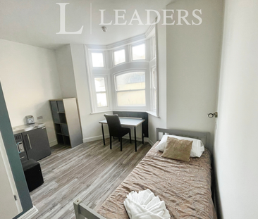 studio to rent 79-81 West Street, Brighton, BN1 - Photo 4