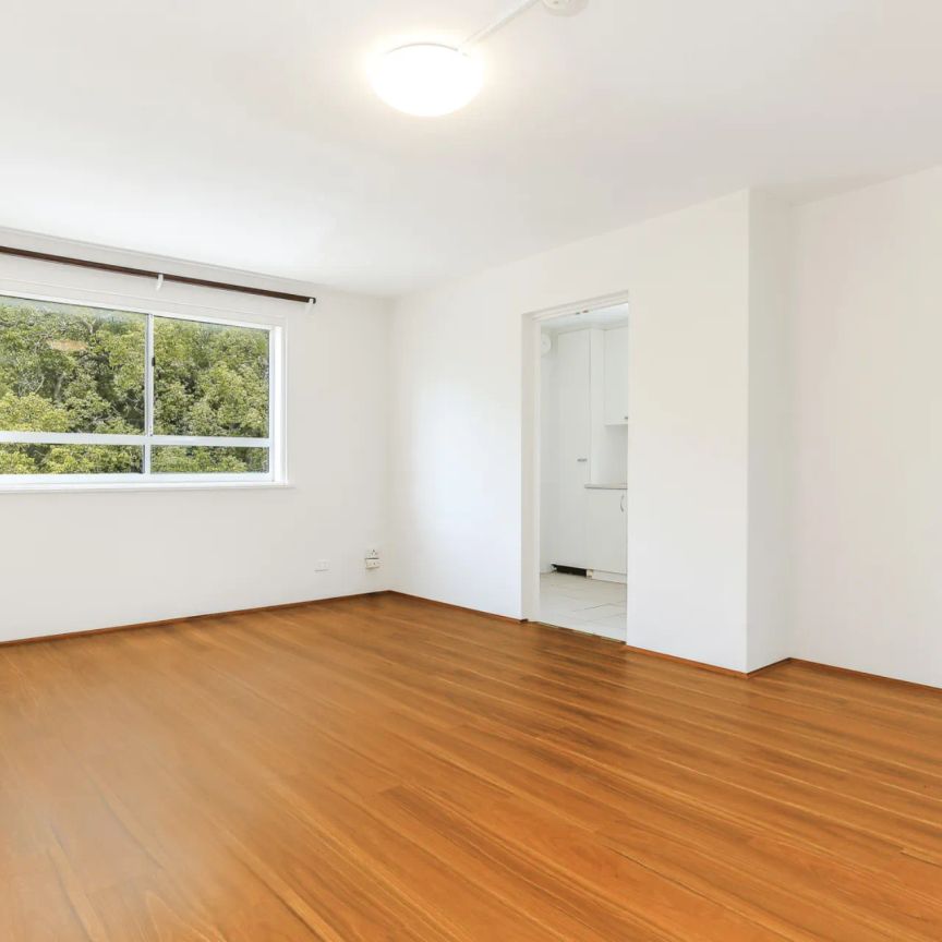 Two bedroom apartment in desirable location - Photo 1