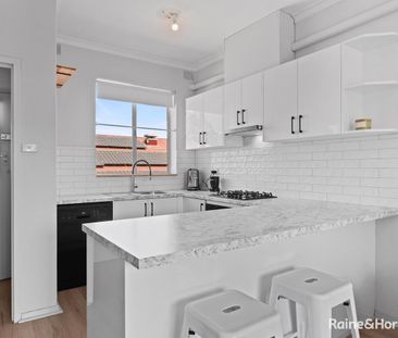 Gorgeous Upstairs Unit In This Prime Near City Location!! - Photo 6