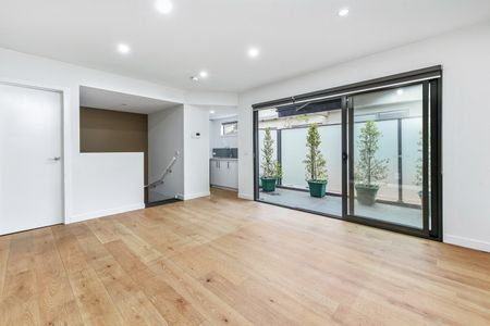 Stylish 2-Bedroom Townhouse Living in Central Oakleigh - Photo 3