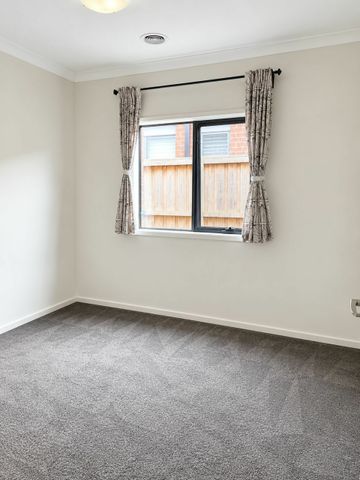 Spacious Family Living in Clyde North - Photo 3