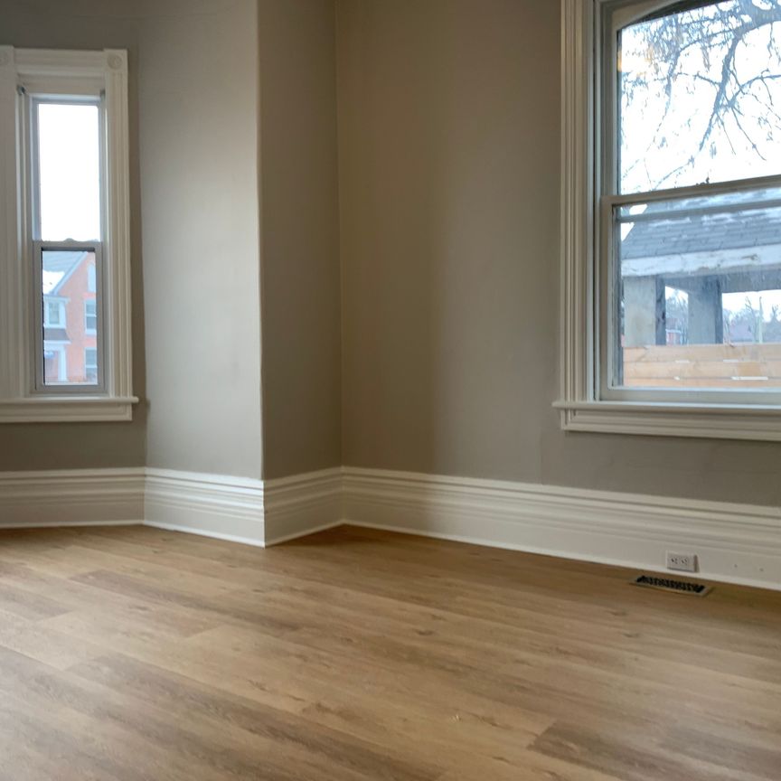 For Lease - 172 Dunlop Street, Barrie, Ontario - Photo 1