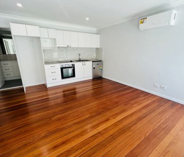 2 Bedroom 1 Bathroom Unfurnished Renovated Apartment - Photo 4