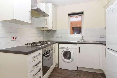 Buckingham - A Fully Redecorated Bed House With New Flooring, Gas Heating And Carport Parking!, MK18 - Photo 4