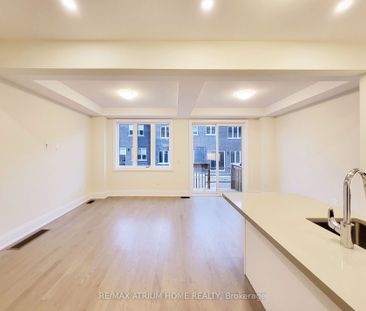 Townhouse For Lease | N8132794 - Photo 4