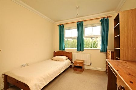 3 bedroom flat to rent - Photo 4