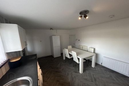 Room 1, 10 Hollyvale, Newtownabbey, BT36 5NG - Photo 4