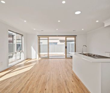 MODERN LIGHT FILLED 3 BEDROOM HOME! - Photo 3