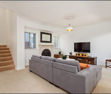 Stunning Townhouse! - Photo 1