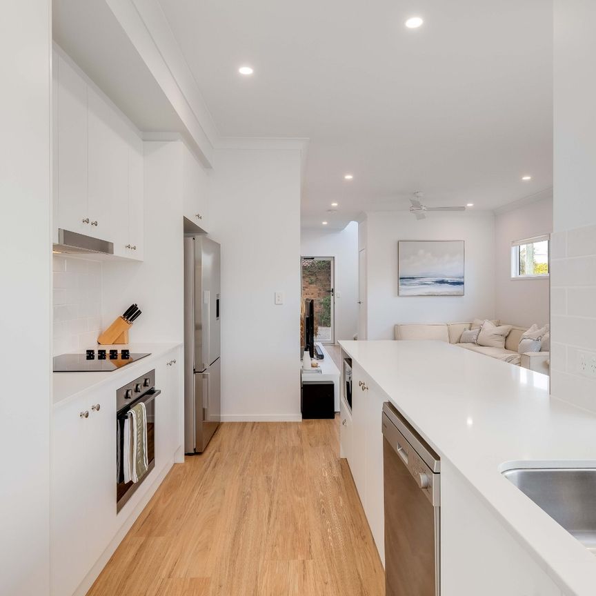 Modern 5-Year-Old Townhouse with Premium Finishes - Photo 1