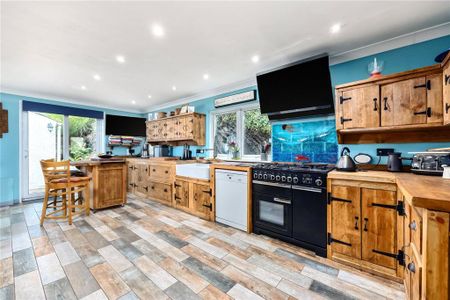 4 bedroom semi-detached house to rent - Photo 5