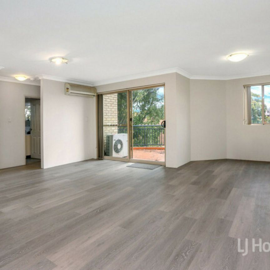 Spacious Open Plan neat & Tidy Two Bedroom Unit! - Photo 1
