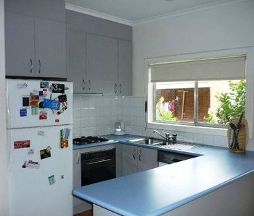 CUTE & COSY 3 BEDROOM HOME IN FAMILY FRIENDLY LOCATION - Photo 3