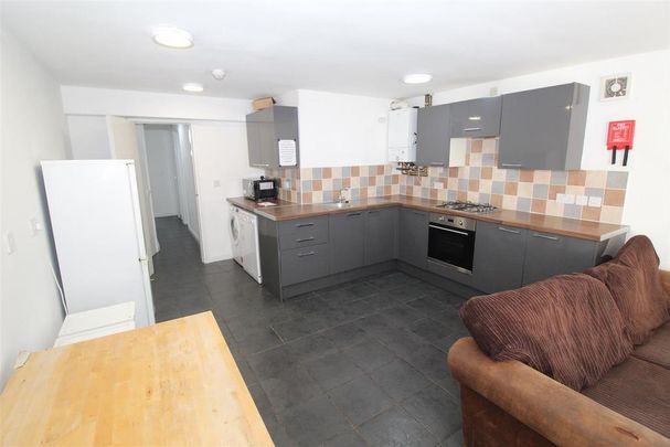 6 bedroom private hall to rent - Photo 1