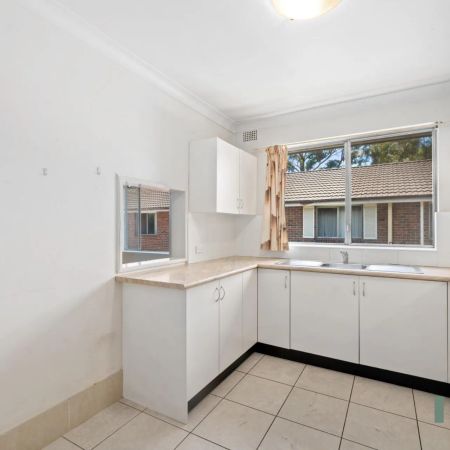 Spacious Two Bedroom Apartment in an Ideal Location - Photo 3