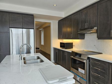 For Lease - 22 Watershed Gate Unit# upper, East Gwillimbury, Ontario - Photo 4