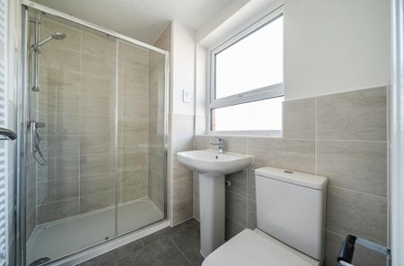 4 bedroom semi-detached house to rent - Photo 4