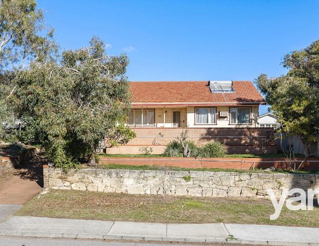 Spacious East Fremantle Charmer - Photo 1