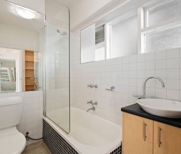 Sun-drenched Studio Apartment - Photo 5