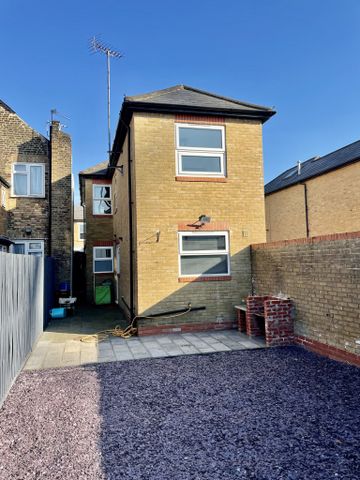 Modern and Newly Refurbished Detached House! Amazing Living Space & Garden, N8 0JX - Photo 5