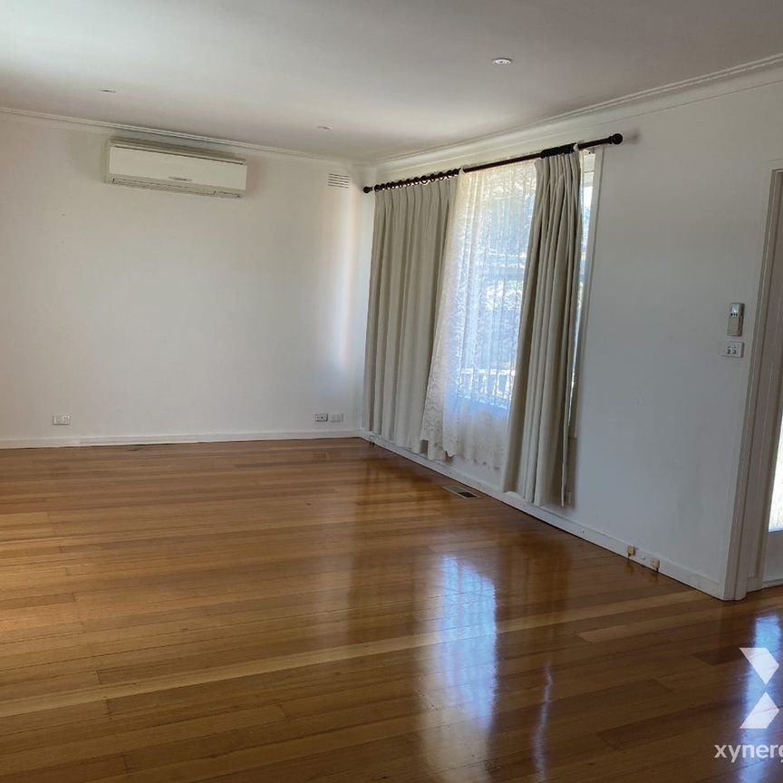 WELL-APPOINTED SINGLE LEVEL HOME IN A TERRIFIC LOCATION! - Photo 1