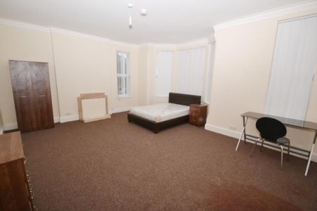 6 bedroom detached house to rent - Photo 3