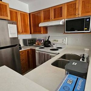 Top Floor Kerrisdale Apartment - 2 Bed & 1 Bath - Photo 2