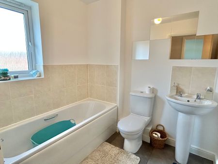 4 bedroom Spacious Four Bedroom House to rent - Photo 3