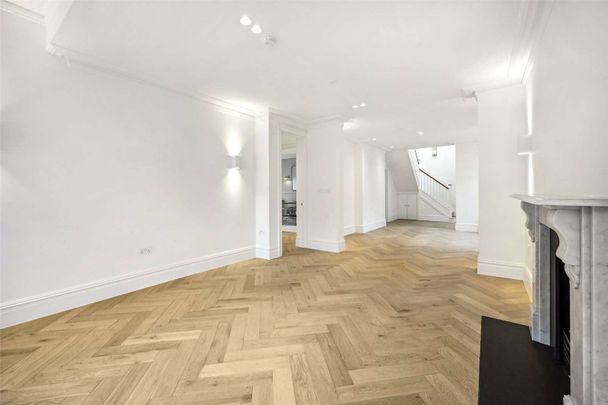 A refurbished top floor Penthouse in this impressive red brick mansion block. - Photo 1
