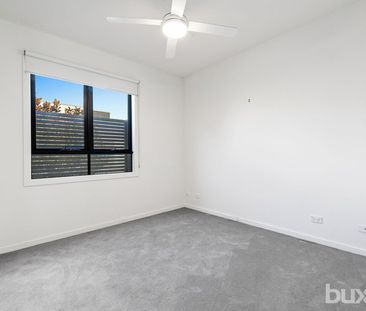 SPACIOUS 2 BEDROOM TWO STOREY TOWNHOUSE - Photo 2