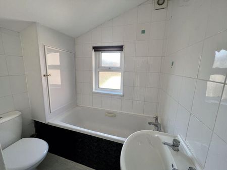 3 bedroom flat to rent - Photo 4