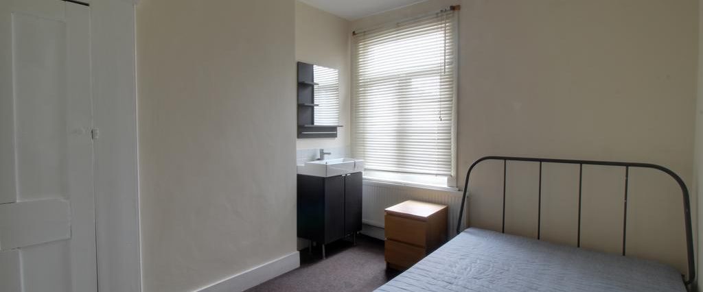 1 bedroom bedsit to rent - Photo 1
