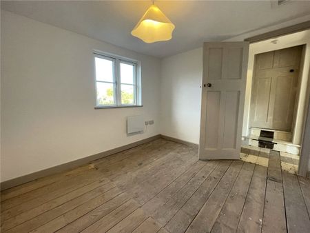 Newly refurbished 3 bed character cottage in sought after Wash Common. - Photo 5