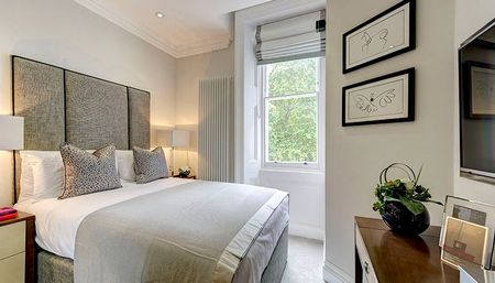An Immaculately Present Second Floor One Bedroom Apartment on a Popular Garden Square - Photo 3