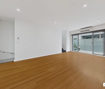 Tri Level Townhouse a stones throw to Highpoint Shopping Centre - Photo 3