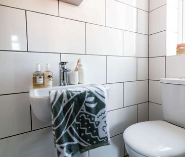 Amazing house share in Frimley for working professionals! Room 6 - Photo 2