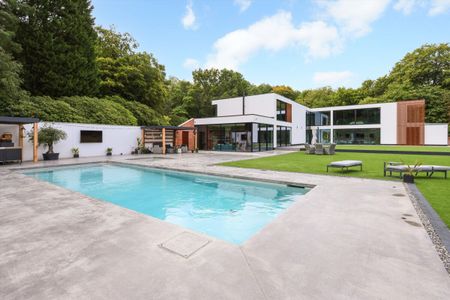 A bright open plan 5 bedroom house complete with its own swimming pool, jacuzzi, gym and cinema room. - Photo 3