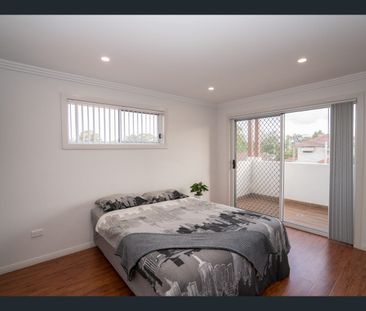 Luxurious 4-Bedroom Duplex, Walk to the Train, Three Stops to Parra... - Photo 3