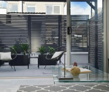 Stylish Three-Bedroom Townhouse with Courtyard Living - Photo 3