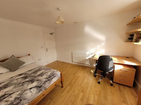 Room 5 Available, 12 Bedroom House, Willowbank Mews – Student Accommodation Coventry - Photo 2