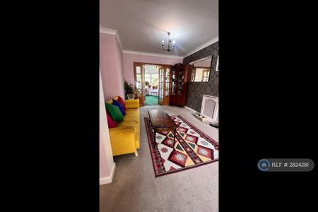 4 bedroom semi-detached house to rent - Photo 5