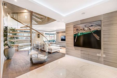 Outstanding duplex Penthouse apartment in a small boutique development close to Oxford Street & Marylebone High Street. - Photo 2