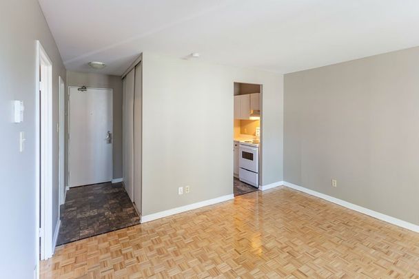 Minutes to Bayshore Shopping Centre; Easy Access to the Queensway - Photo 1