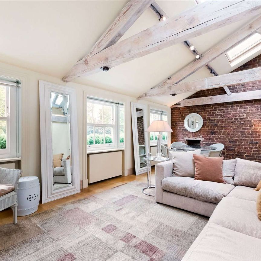 A luxurious three bedroom apartment in a contemporary loft style apartment befitting it's penthouse position, with two double bedrooms and one single bedroom on a private garden square. - Photo 1