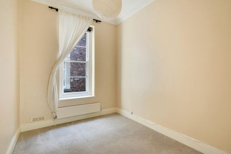 3 bedroom flat to rent - Photo 4
