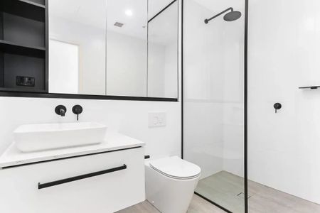 Spacious Two-Bedroom Apartment with Large Private Courtyard - Photo 4